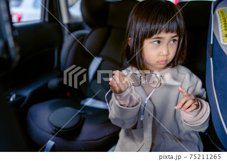 悲しそうな表情の子供 女の子 悲しそうな表情の子供 女の子 75211265