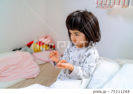 悲しそうな表情の子供　女の子 75211268