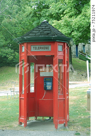 海外の昔の電話ボックスの写真素材 [75211974] - PIXTA