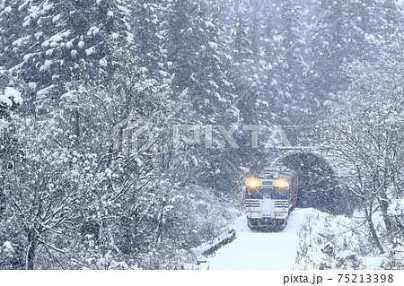 冬の只見線 75213398
