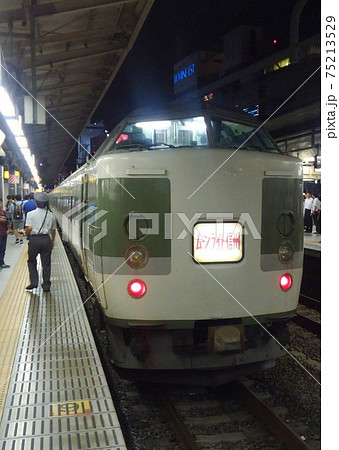 東京ー長野県・白馬間を結ぶ夜行列車「ムーンライト信州」（新宿駅） 75213529