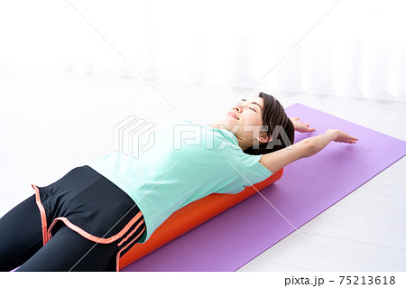 ストレッチポールでリラックスするミドルの女性 75213618
