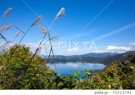 青く美しい空と十和田湖の風景 青く美しい空と十和田湖の風景 75213741