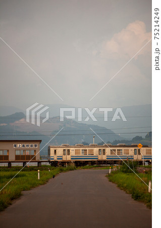 黄昏の弘南鉄道の無人駅 75214249