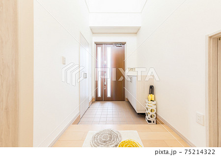 新築住宅の綺麗な玄関 新築住宅の綺麗な玄関 75214322