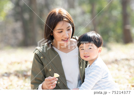 子育てイメージ 日本人の母親と男の子の写真素材