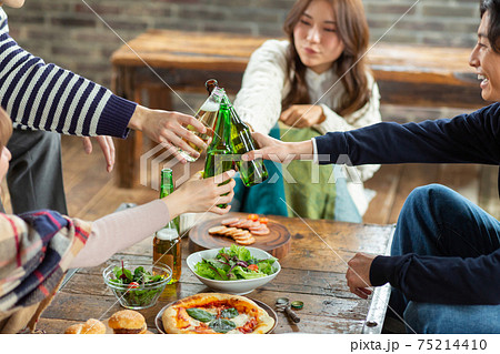 仲良くお酒を飲む若い男女 75214410