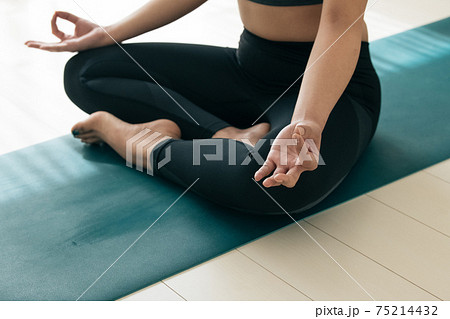 ヨガをする日本人女性イメージ 75214432