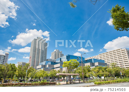 【大阪府】9月・東大阪市　爽やかな青空と都市風景 75214503