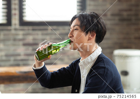 楽しくお酒を飲む男性 楽しくお酒を飲む男性 75214565