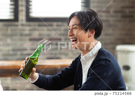 楽しくお酒を飲む男性 75214566