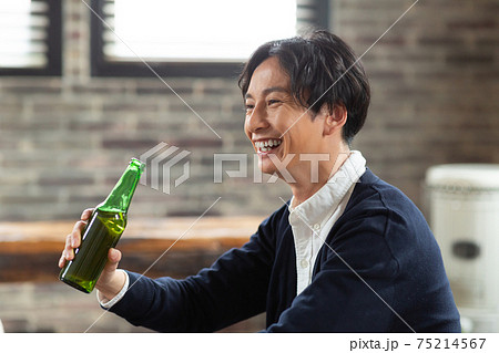 楽しくお酒を飲む男性 75214567