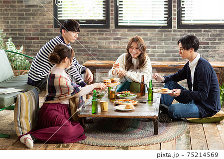 仲良くお酒を飲む若い男女 75214569
