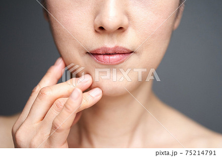 頬杖をついて悩む中年の日本人女性 頬杖をついて悩む中年の日本人女性 75214791
