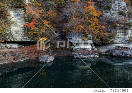 福島県/ 「塔のへつり 」の紅葉 75214991