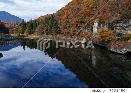 福島県/ 「塔のへつり 」の紅葉 75214994