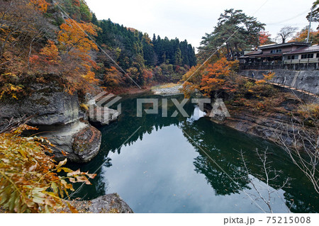 福島県/ 「塔のへつり 」の紅葉 75215008