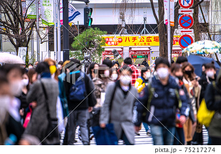 日本の東京都市景観 緊急事態宣言下。脅威の人出。看板や「3密」…の垂れ幕が空しくたなびく…=3月5日 日本の東京都市景観 緊急事態宣言下。脅威の人出。看板や「3密」…の垂れ幕が空しくたなびく…=3月5日 75217274