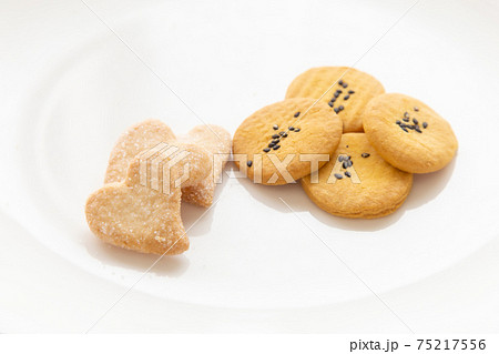 2種類のクッキー　盛り合わせ　焼き菓子 75217556