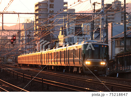 夕暮れの芦屋駅付近を走る223系新快速 75218647
