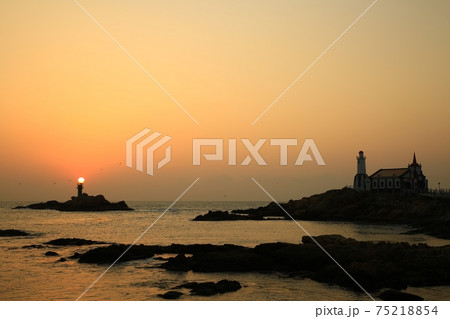 夕焼け 灯台 浜 75218854