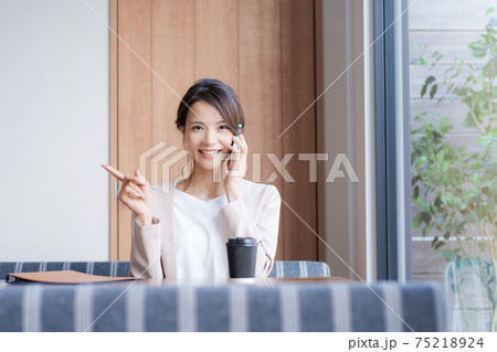働く女性 カフェ 働く女性 カフェ 75218924