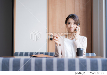 働く女性 カフェ 働く女性 カフェ 75218927