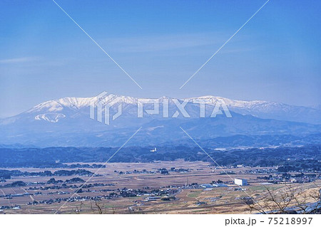 青空と四方山から見た蔵王連峰　宮城県山元町 75218997