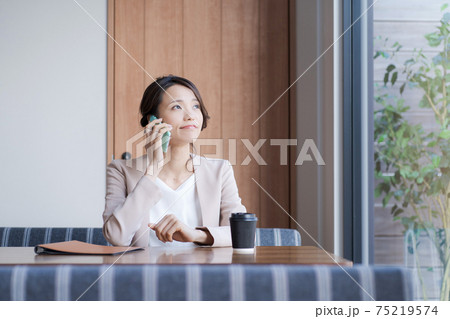 働く女性　カフェ 75219574
