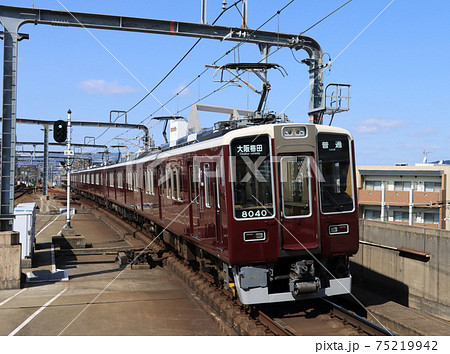 阪急 宝塚線豊中駅に着く8040編成 阪急 宝塚線豊中駅に着く8040編成 75219942