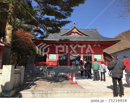 神社に並んで 75219958