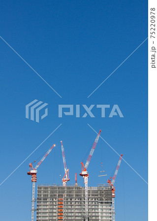 青空の下で建設工事中の高層ビル 青空の下で建設工事中の高層ビル 75220978