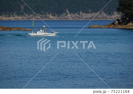 帰港する漁船 帰港する漁船 75221168