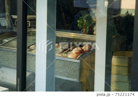 鮮魚屋 鮮魚屋 75221174