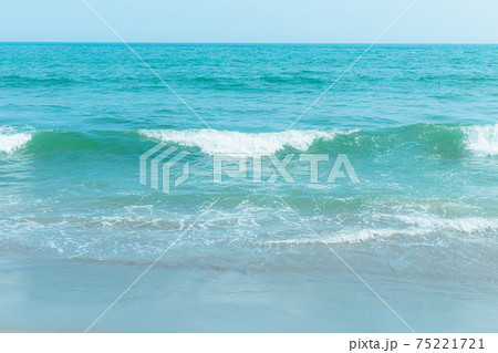 晴れた日 パステルカラーのキレイな海 波打ち際の写真素材