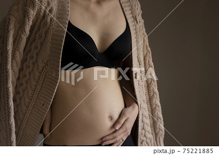 妊娠初期の20代女性のマタニティフォト 妊娠初期の20代女性のマタニティフォト 75221885