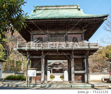 国分寺楼門｜江戸時代の建築様式で、堂々とした風格を感じます 75222220