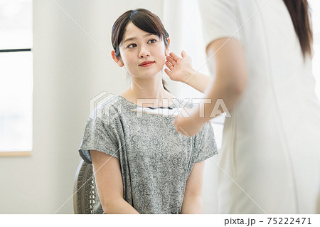 エステサロンでお肌をチェックを受ける女性 エステサロンでお肌をチェックを受ける女性 75222471