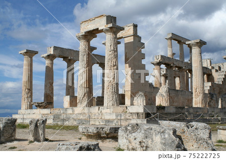 ギリシャのエギナ島のアフェア神殿の遺跡 75222725