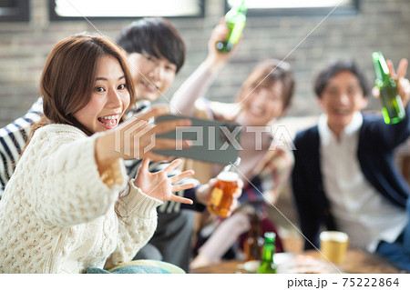 仲良くお酒を飲む若い男女 75222864