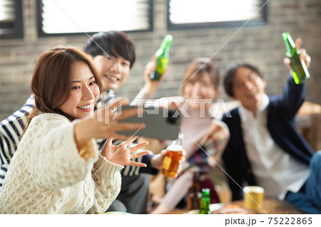 仲良くお酒を飲む若い男女 75222865