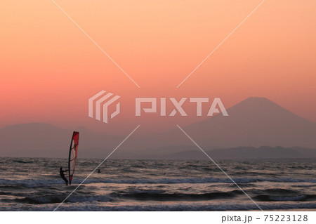 ウィンドサーフィンと夕暮れにかすむ富士山のシルエット ウィンドサーフィンと夕暮れにかすむ富士山のシルエット 75223128