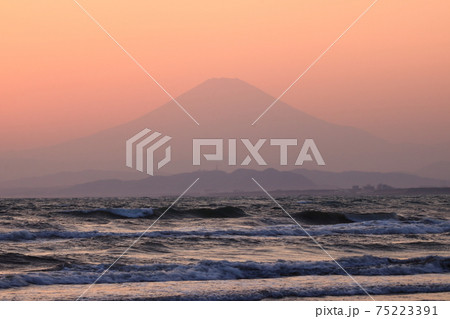 夕暮れにかすむ富士山のシルエット 75223391