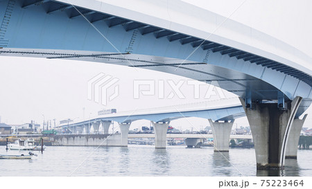 神奈川県横浜市金沢区平潟湾の春（早春）のシーサイドライン 75223464