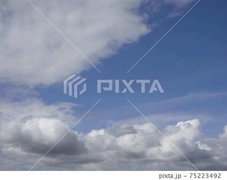 青い空と白い雲が広がる風景 青い空と白い雲が広がる風景 75223492