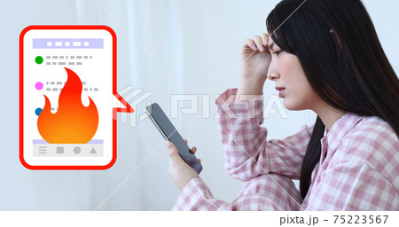 ネット炎上して困る女性イメージ ネット炎上して困る女性イメージ 75223567