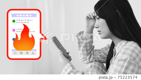 ネット炎上して困る女性イメージ ネット炎上して困る女性イメージ 75223574