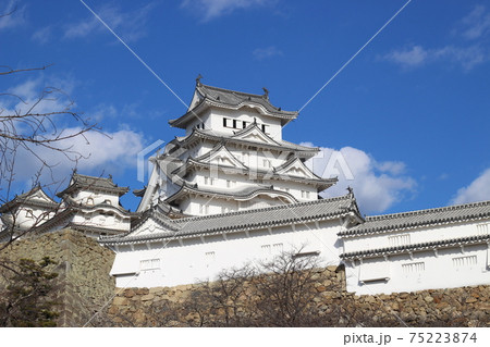 冬の姫路城 天守閣と青空 【兵庫県】 冬の姫路城 天守閣と青空 【兵庫県】 75223874