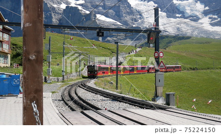 スイス 夏 山の風景 スイス 夏 山の風景 75224150