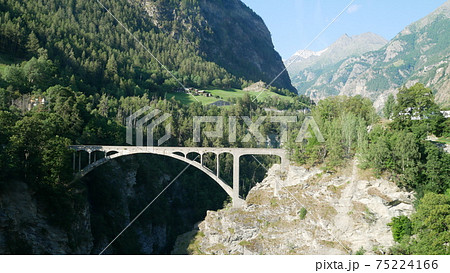 スイス　夏　山の風景 75224166
